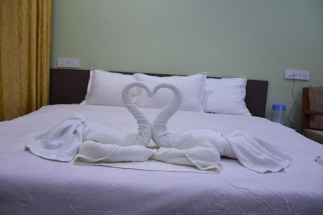 Hotel Aayes And Resort Shānti Niketan Cameră foto